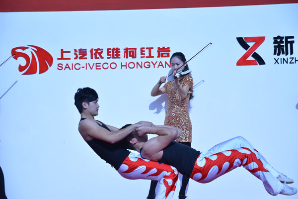 寶馬展(zhǎn)上的(de)雜技表演